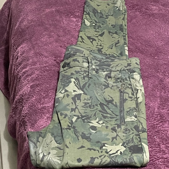 High End Jeans - True Religion & Joe Jeans - Picture 8 of 9